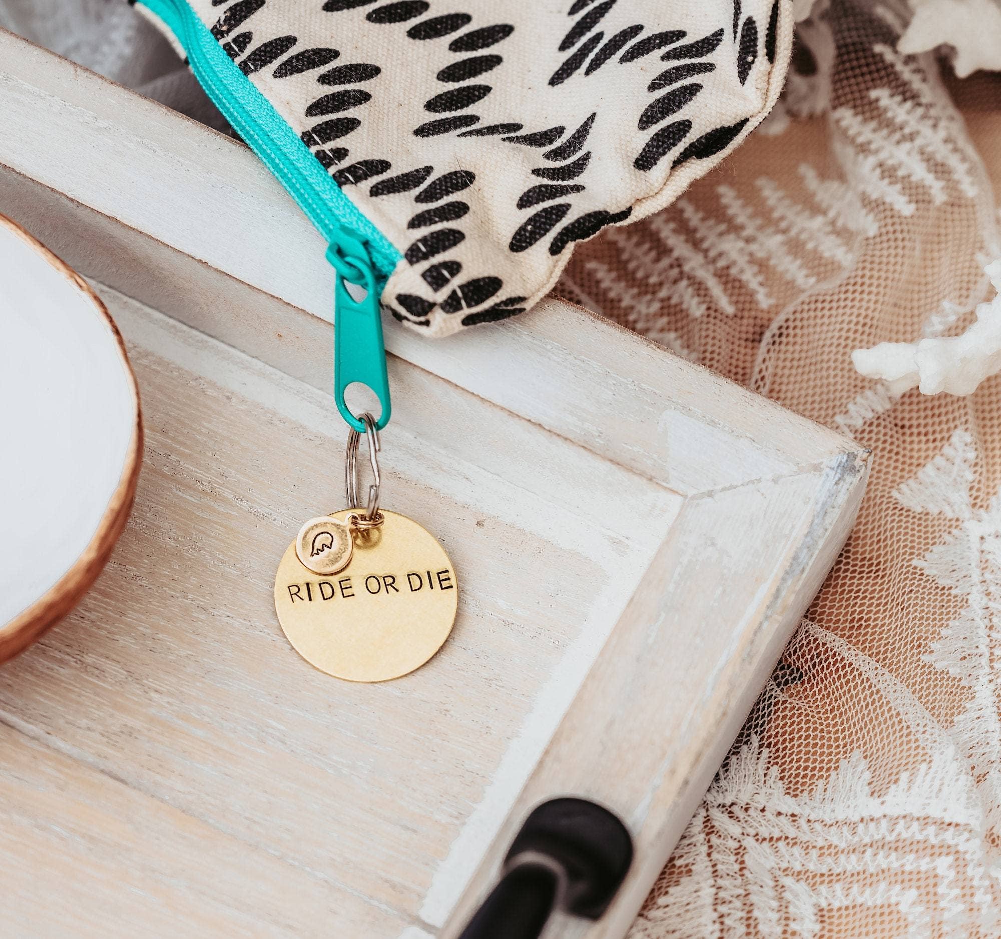 DO EPIC SHIT Keychain with smiley face accent: WITH PACKAGING